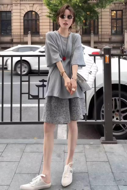 夏季新款灰色系慵懶風套裝｜灰色短T+高腰半身裙｜顯瘦兩件式設計｜簡約時尚穿搭