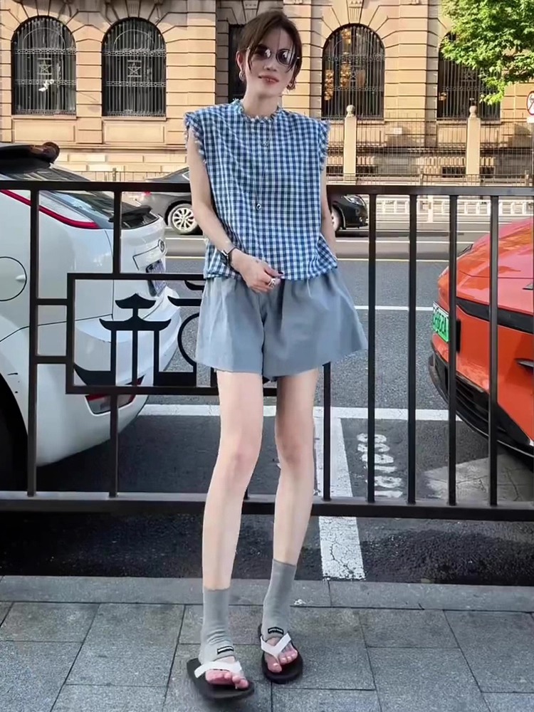 夏季藍白格紋套裝｜撞色無袖背心+純色寬鬆闊腿褲｜復古毛邊設計｜兩件式穿搭