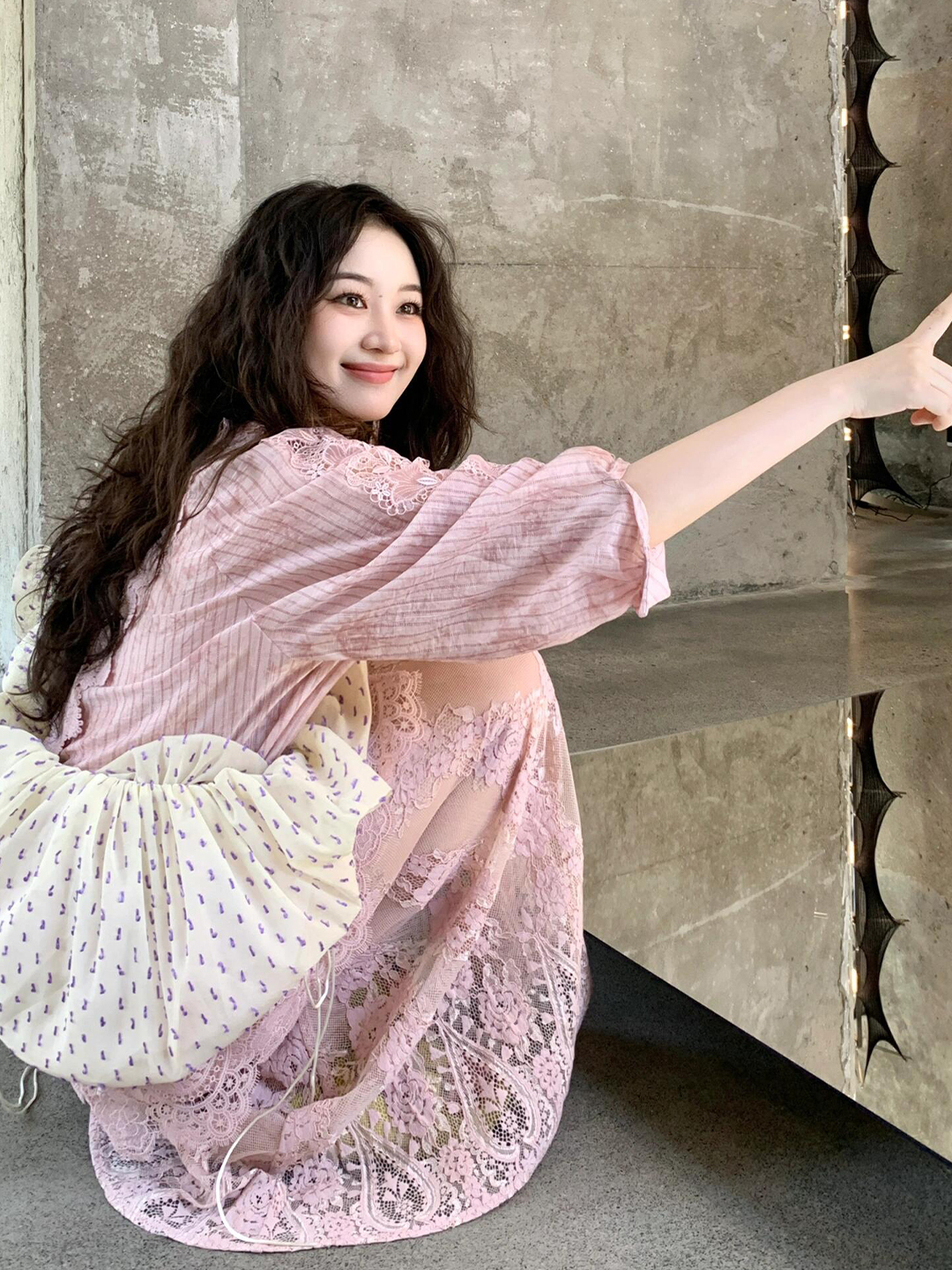 仙氣粉系｜後背鏤空蕾絲拼接襯衫+蕾絲半裙套裝｜重工小眾設計
