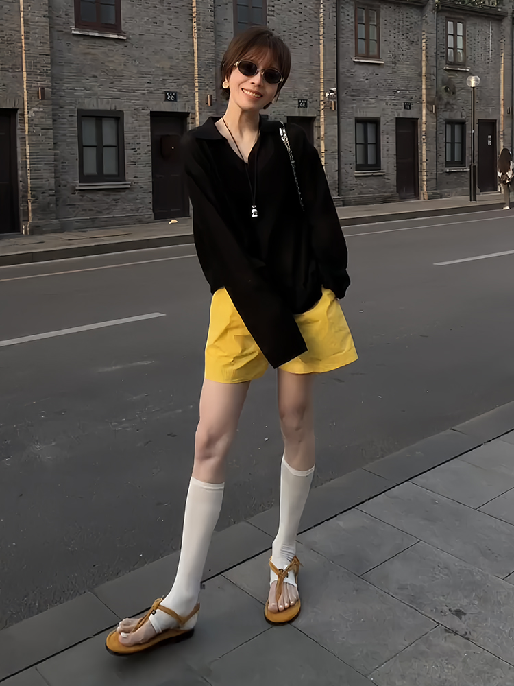 慵懶風POLO翻領黑色針織上衣｜寬鬆黃色短褲