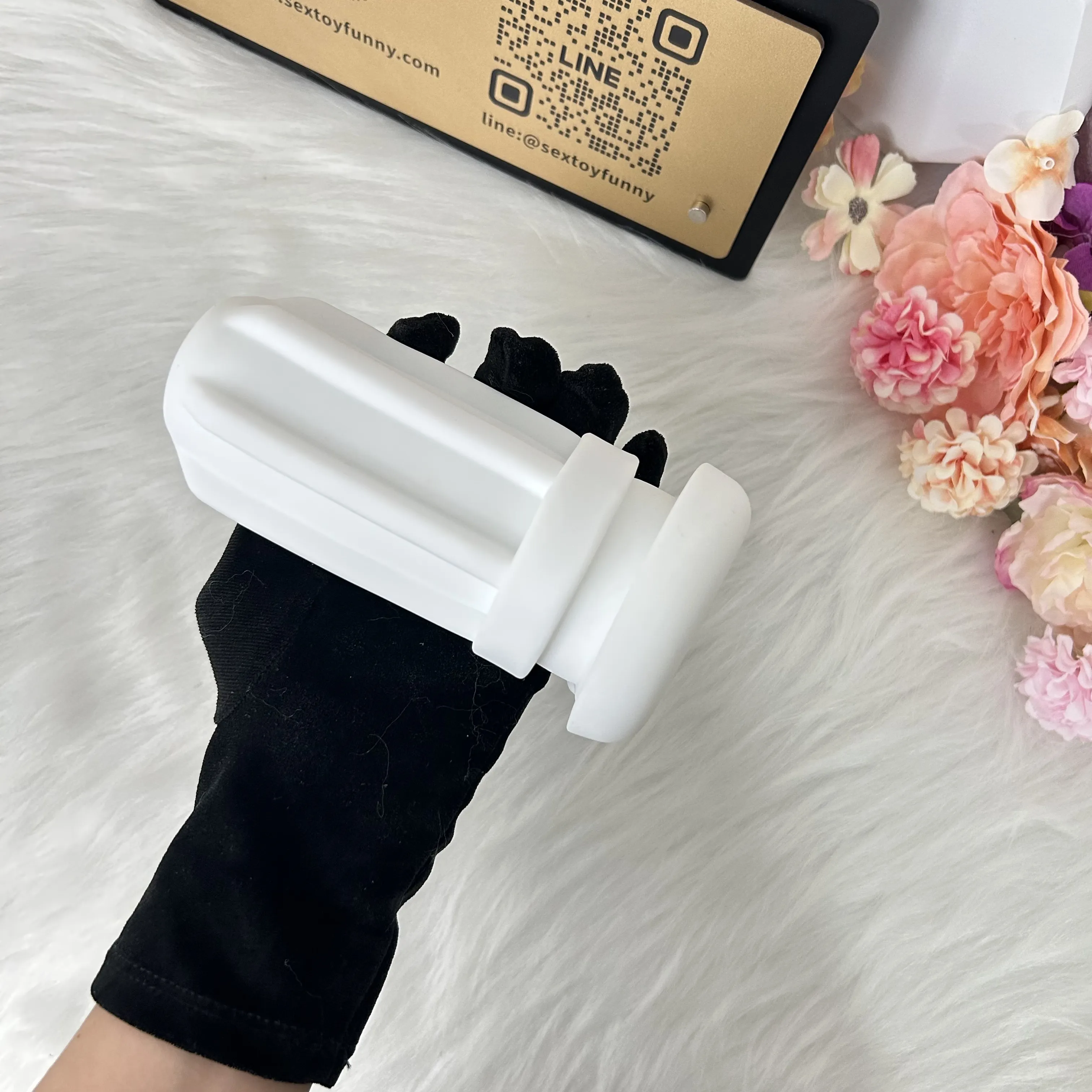 Suction+Vibrating+Thrusting Male Masturbator Display Screen