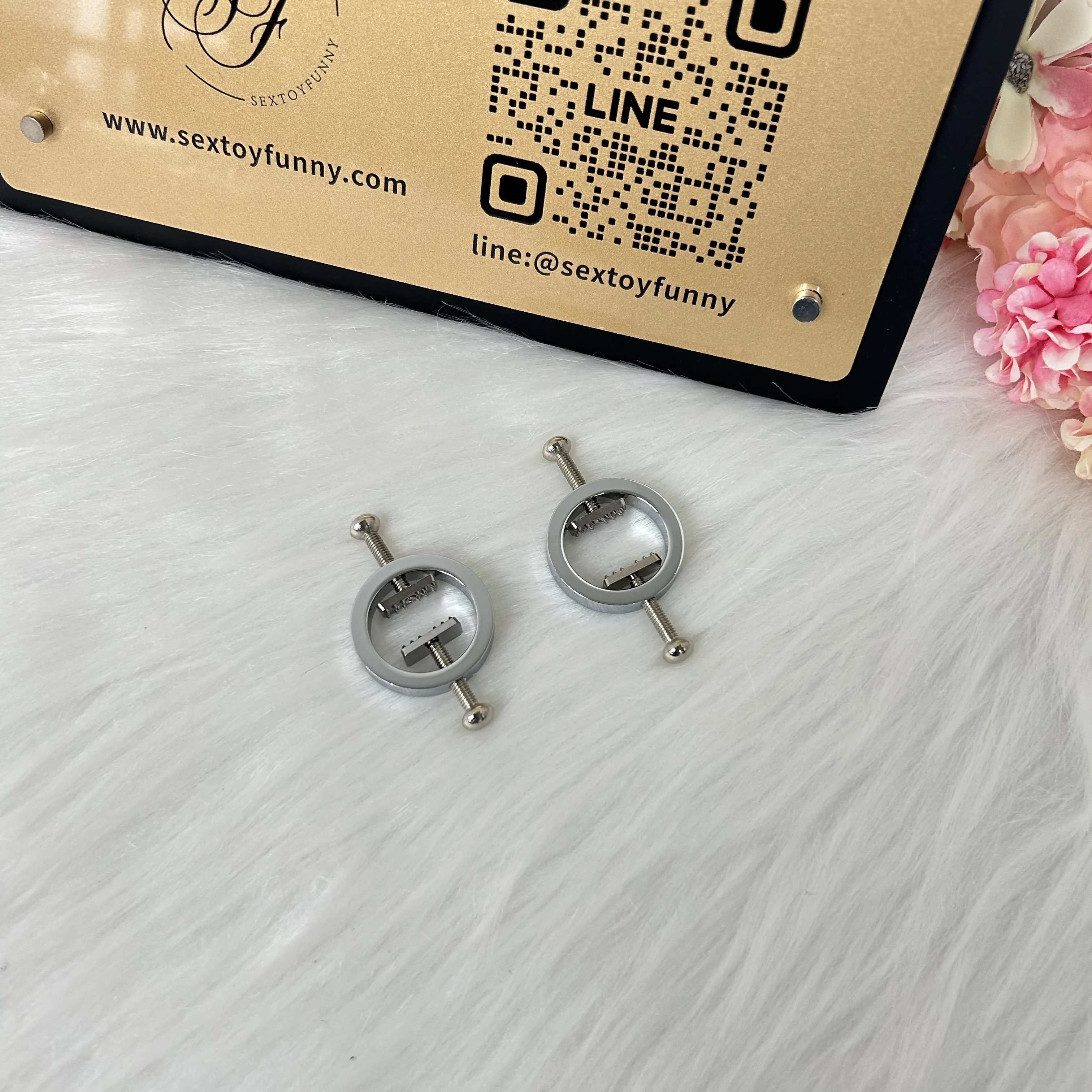 อุปกรณ์ BDSM ที่หนีบหัวนมสปริง วัสดุโลหะ กระตุ้นบริเวณหัวนม แบบ SM