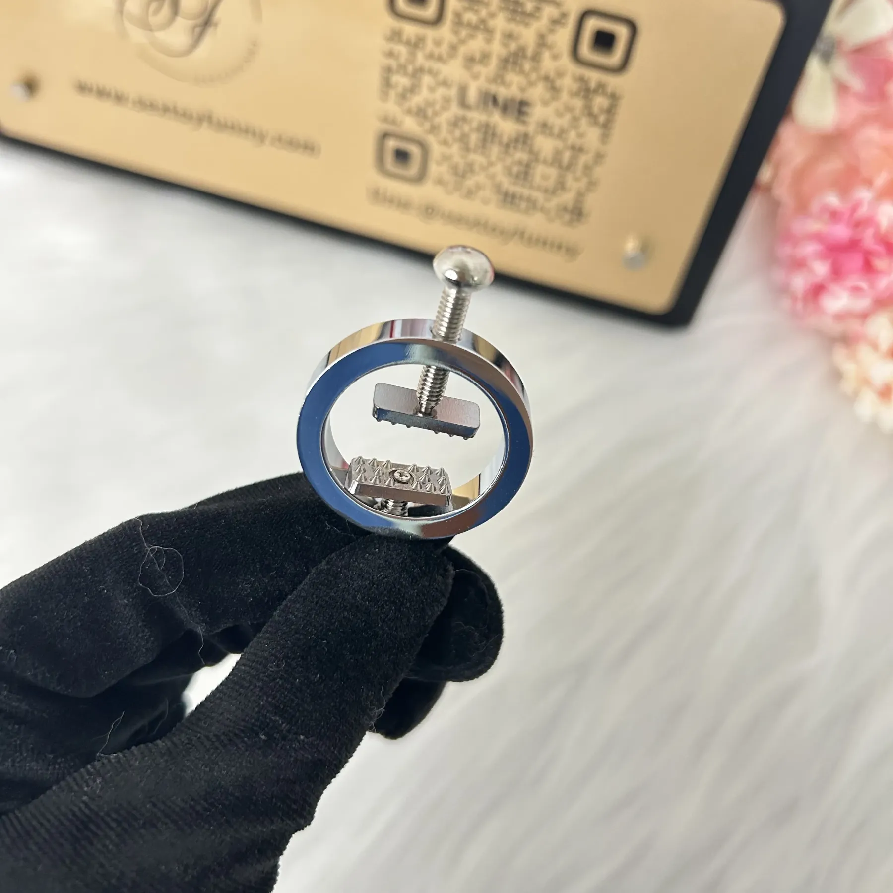 อุปกรณ์ BDSM ที่หนีบหัวนมสปริง วัสดุโลหะ กระตุ้นบริเวณหัวนม แบบ SM