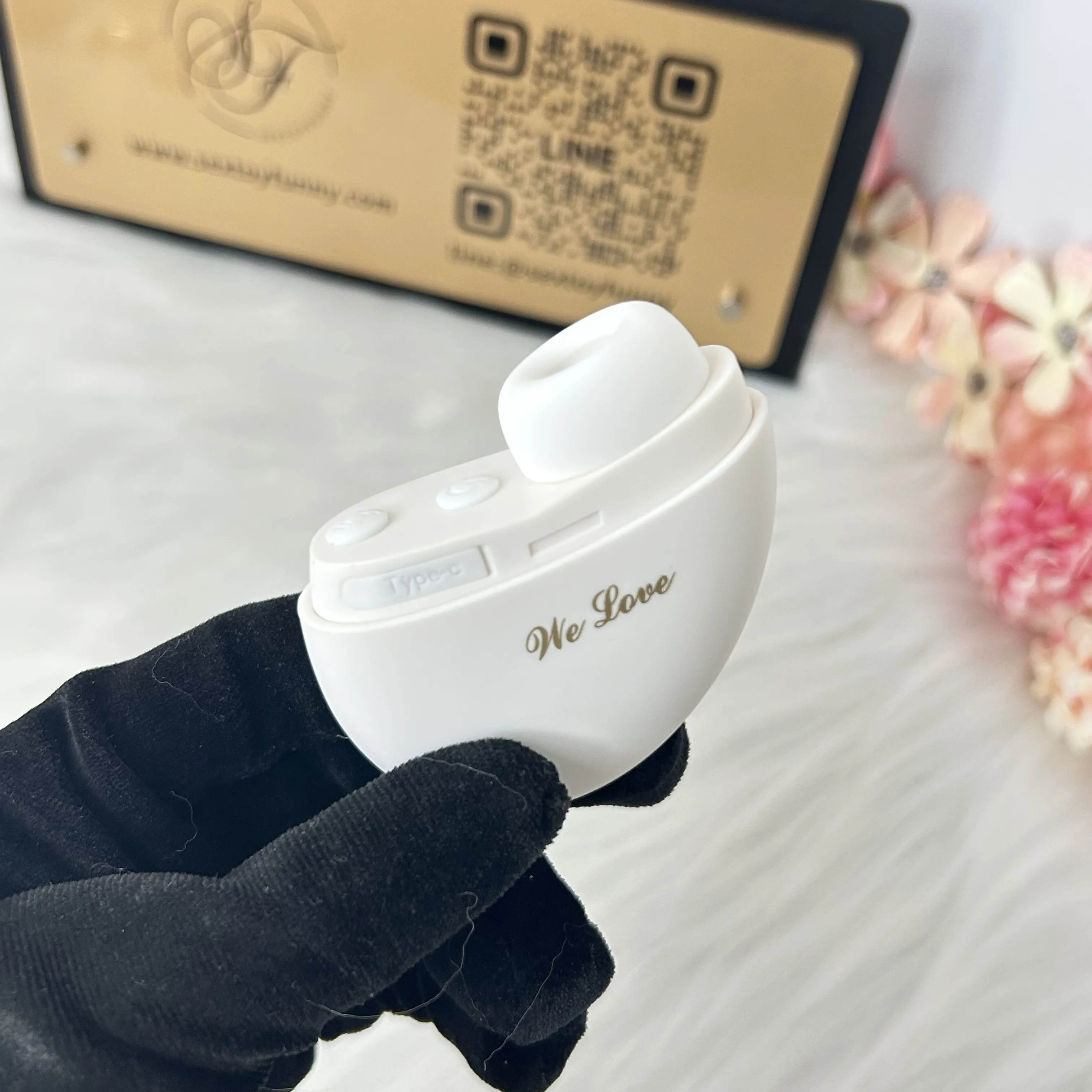 Powder Puff Shaped 10 Frequencies Vacuum Suction Vibrator
