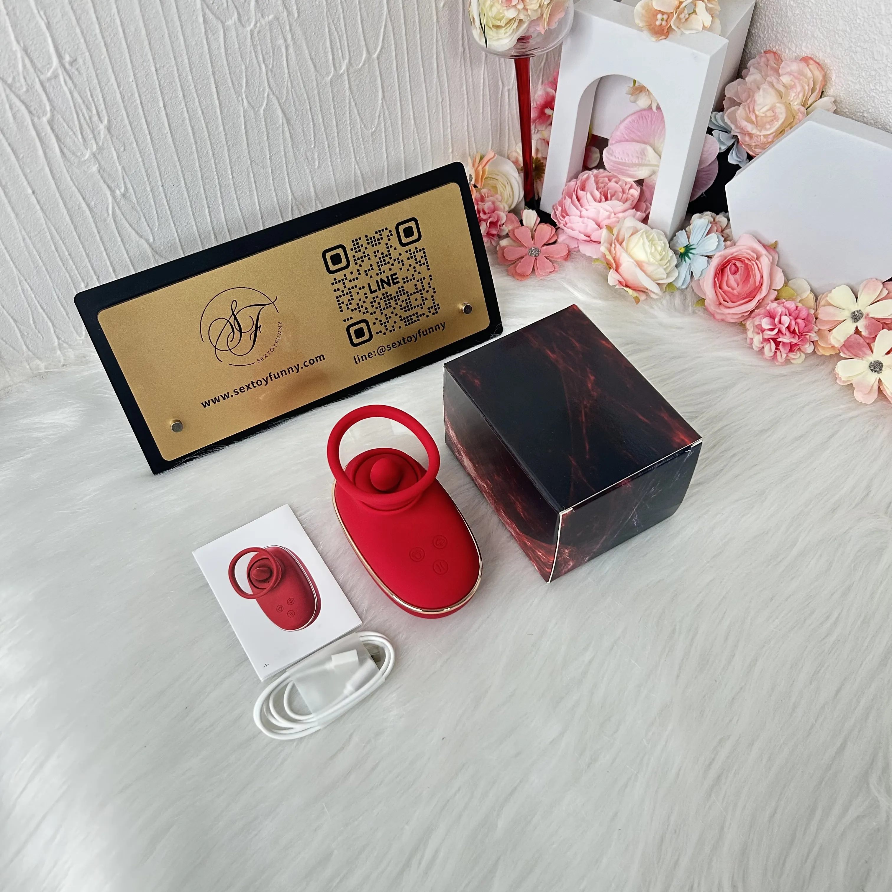 เครื่องสั่นหัวนมและจุดซ่อนเร้น 1 เครื่อง 3 ฟังก์ชัน 9 ระดับการสั่น + 9 ระดับเลียนแบบลิ้นเลีย + 3 ระดับดูด ปุ่มควบคุมแยก