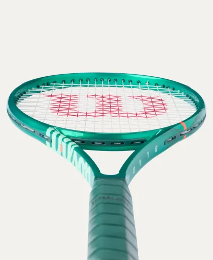 Wilson Blade 98 16x19 V10 Tennis Racket
