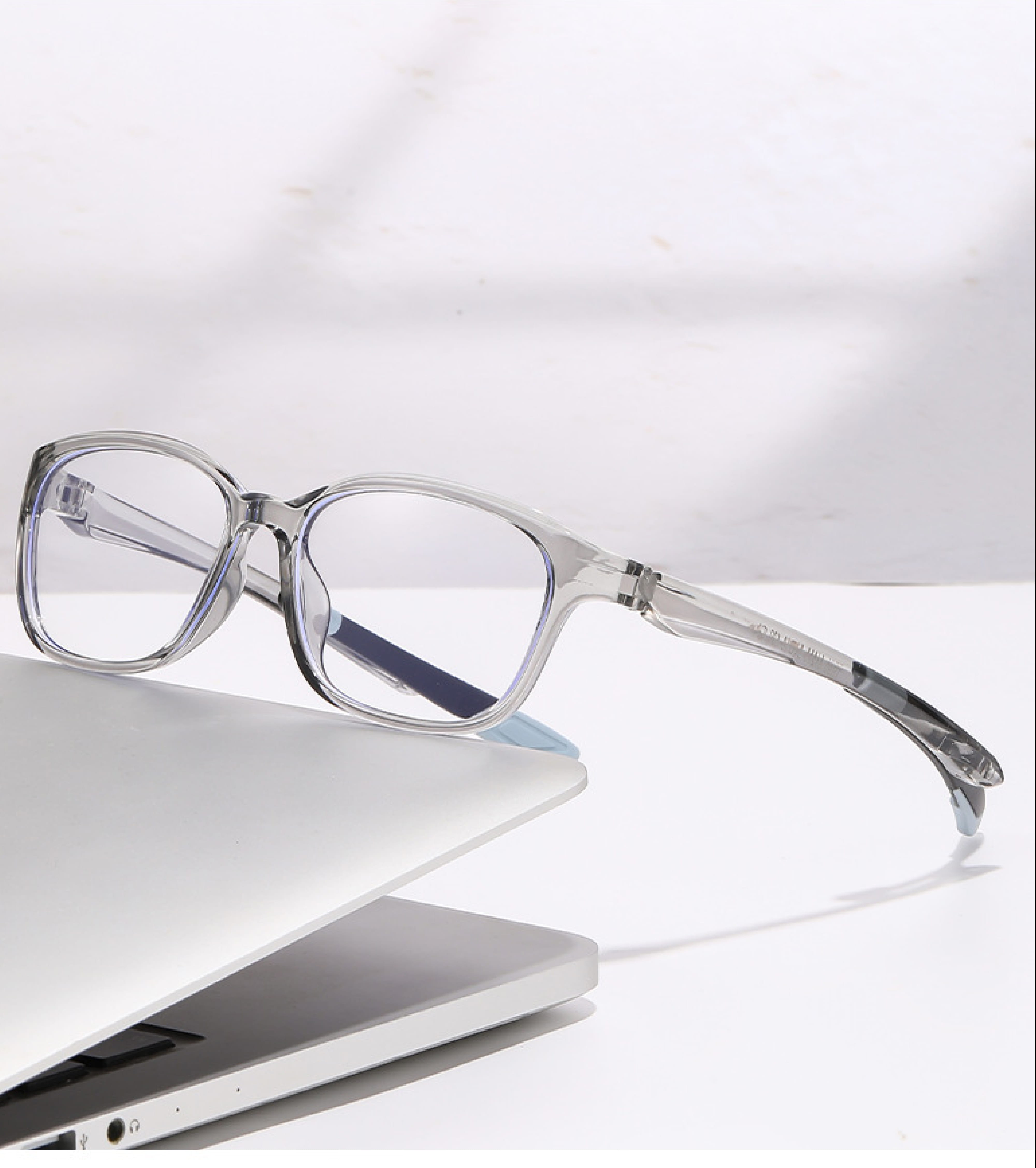 スポーツ専用ブルーライトカット調光老眼鏡 | 眩しさ対策/若く見える/アウトドアにぴったり