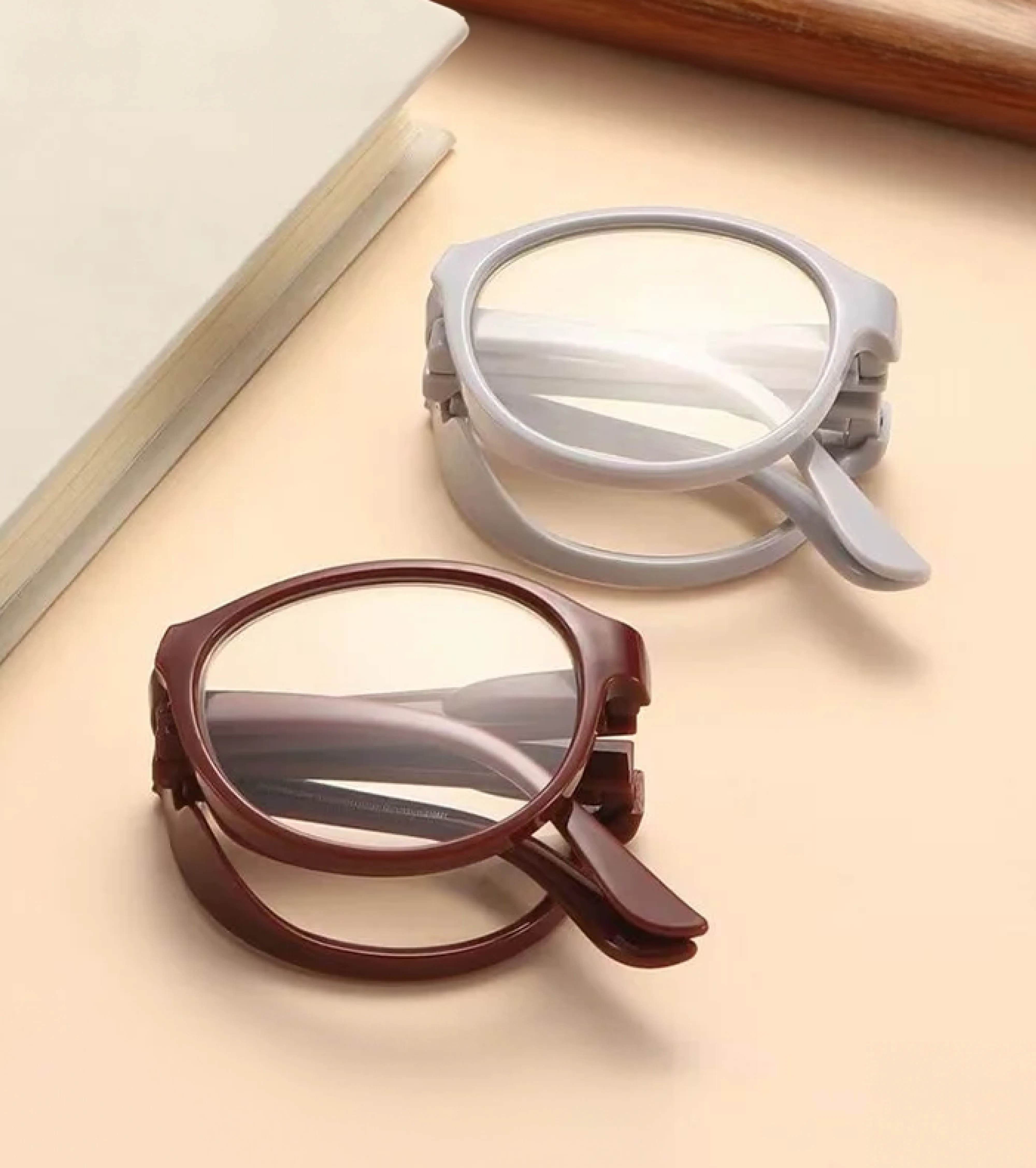 コンパクトにしまえる 折りたたみ式シニアグラス