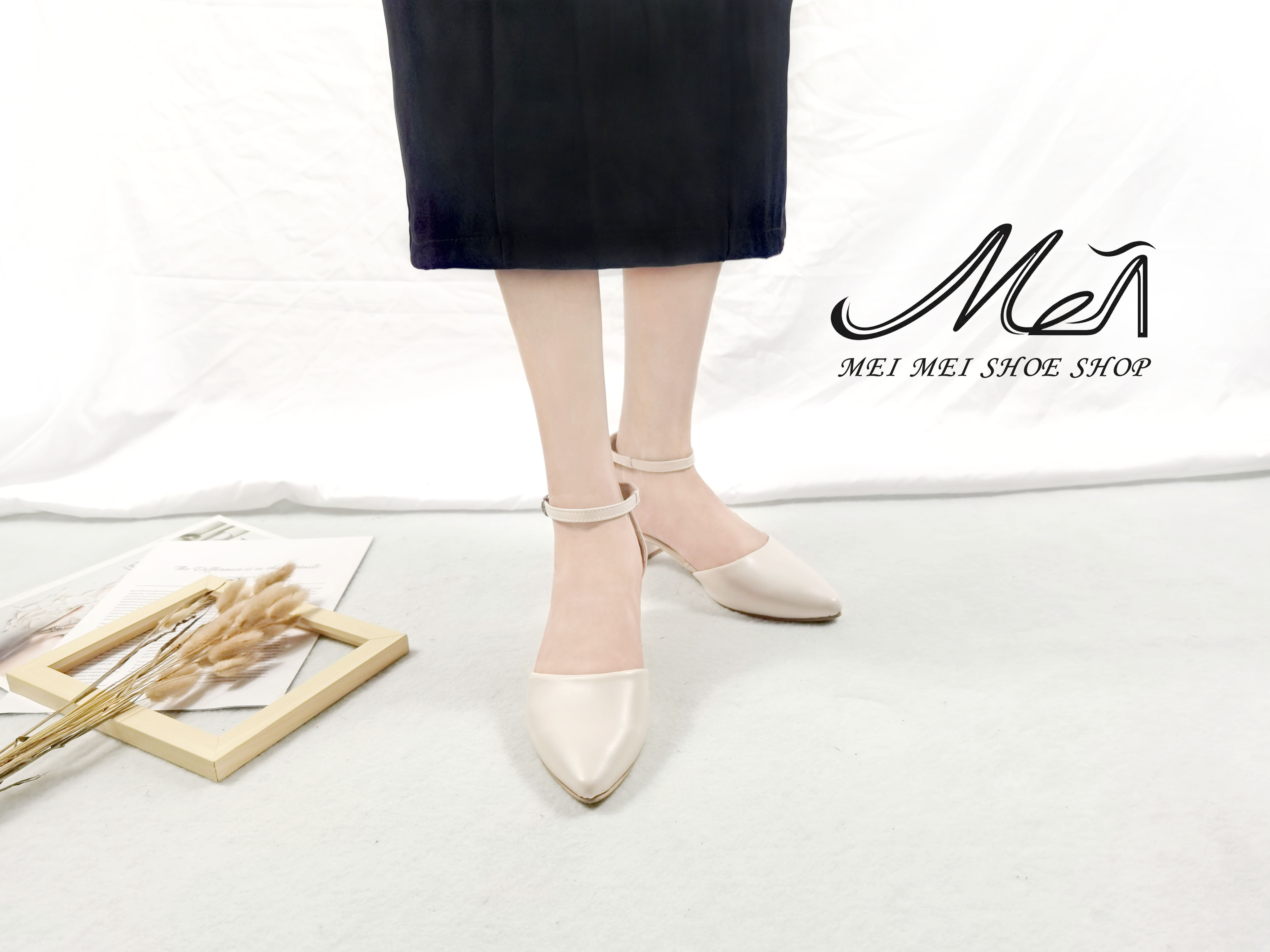 尖頭一字後帶粗跟涼