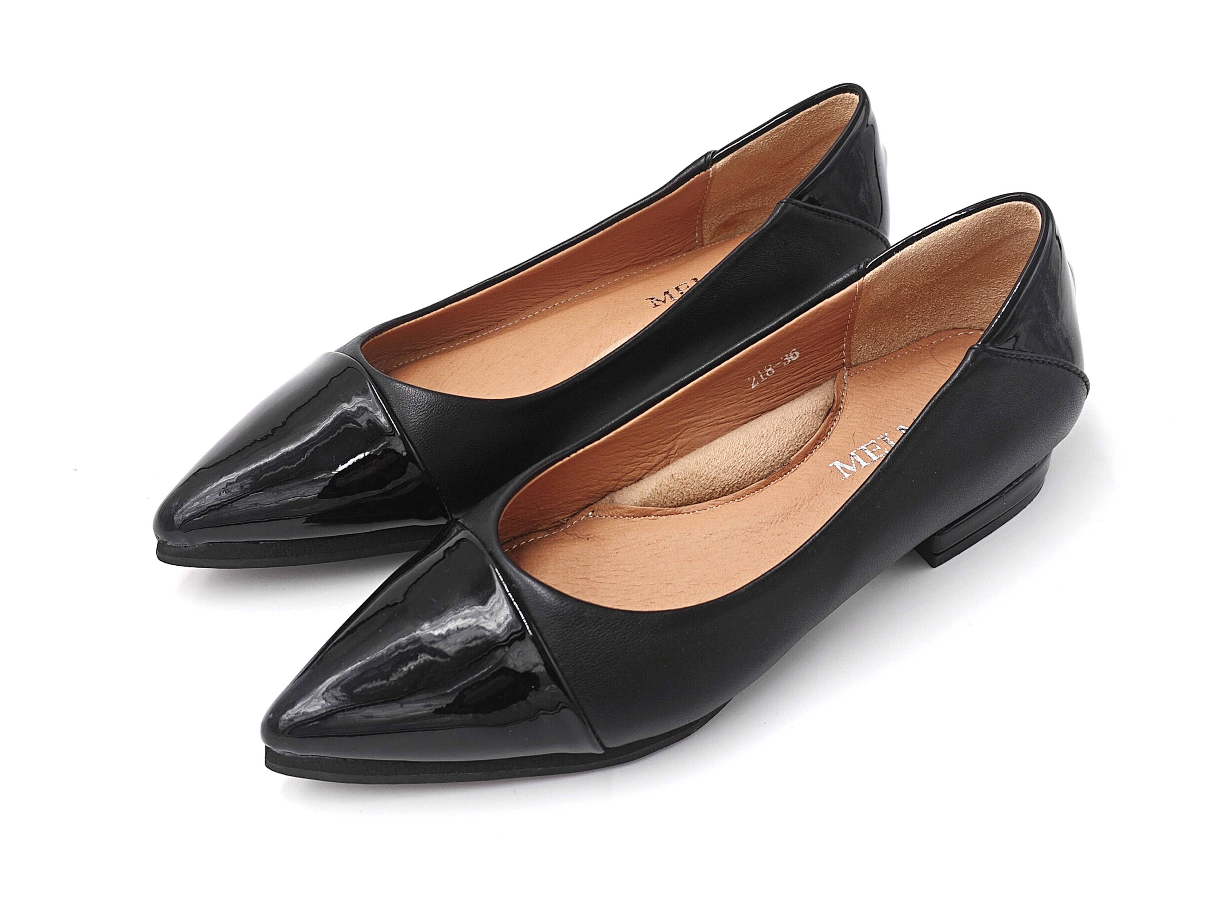 黑色羊皮拼漆皮尖頭平底鞋