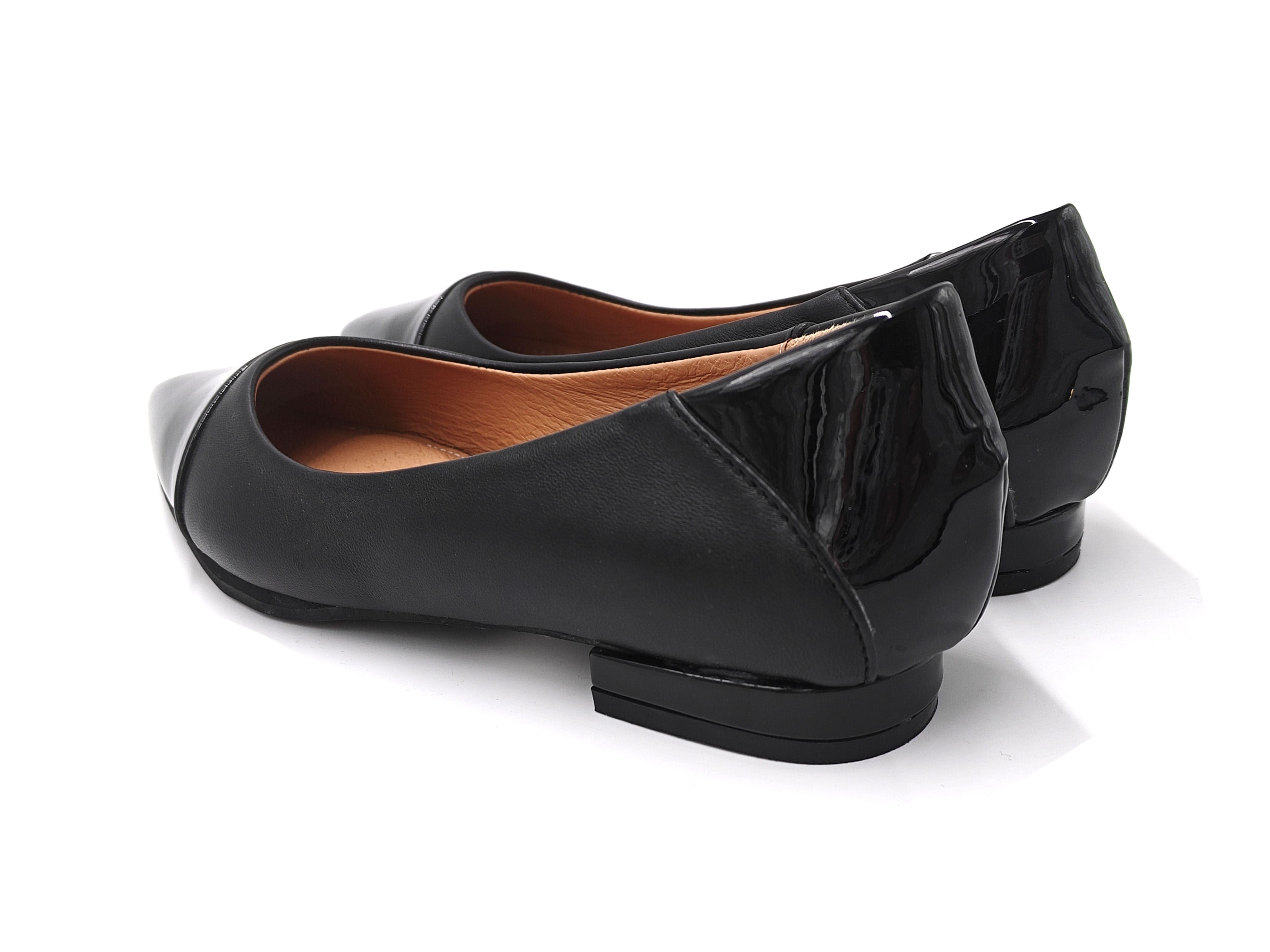 黑色羊皮拼漆皮尖頭平底鞋