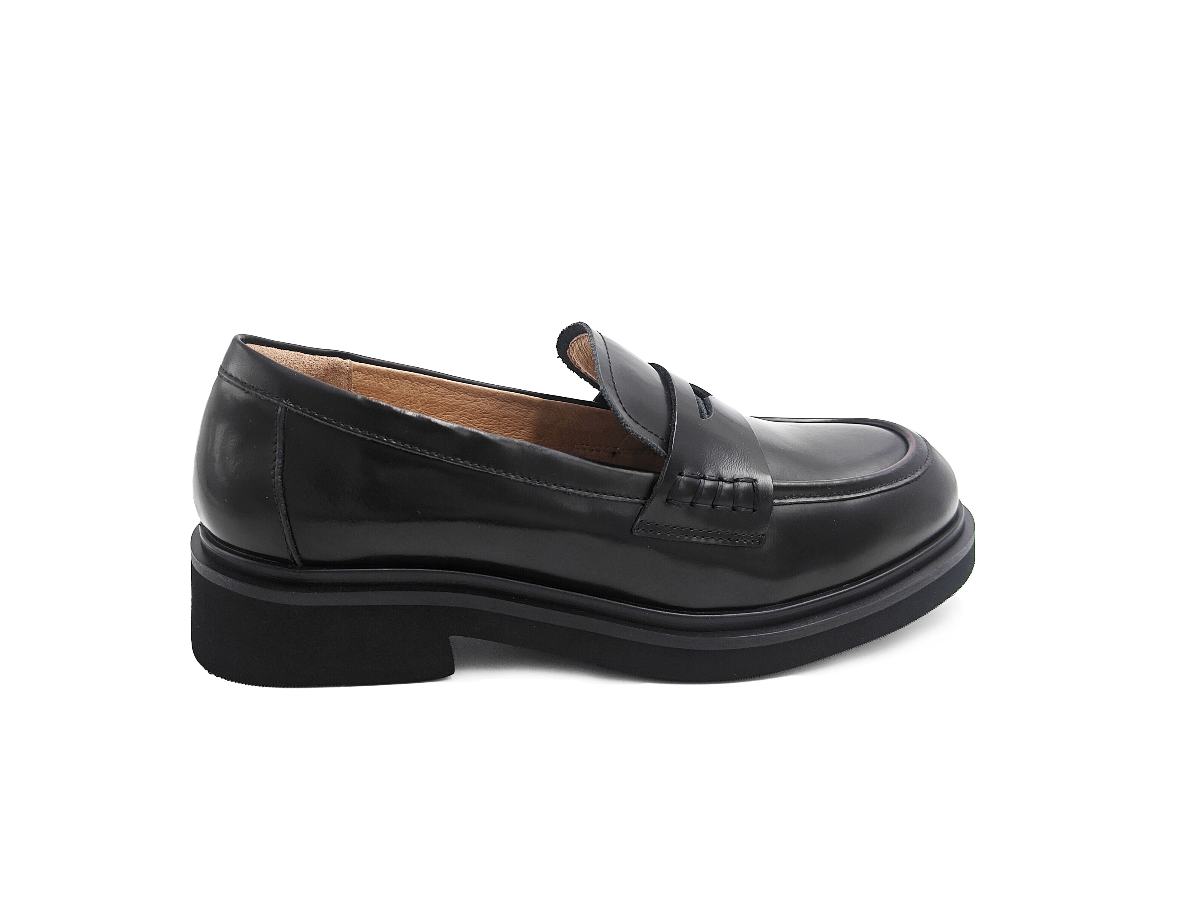 黑色開邊珠牛皮圓頭輕底樂福女鞋