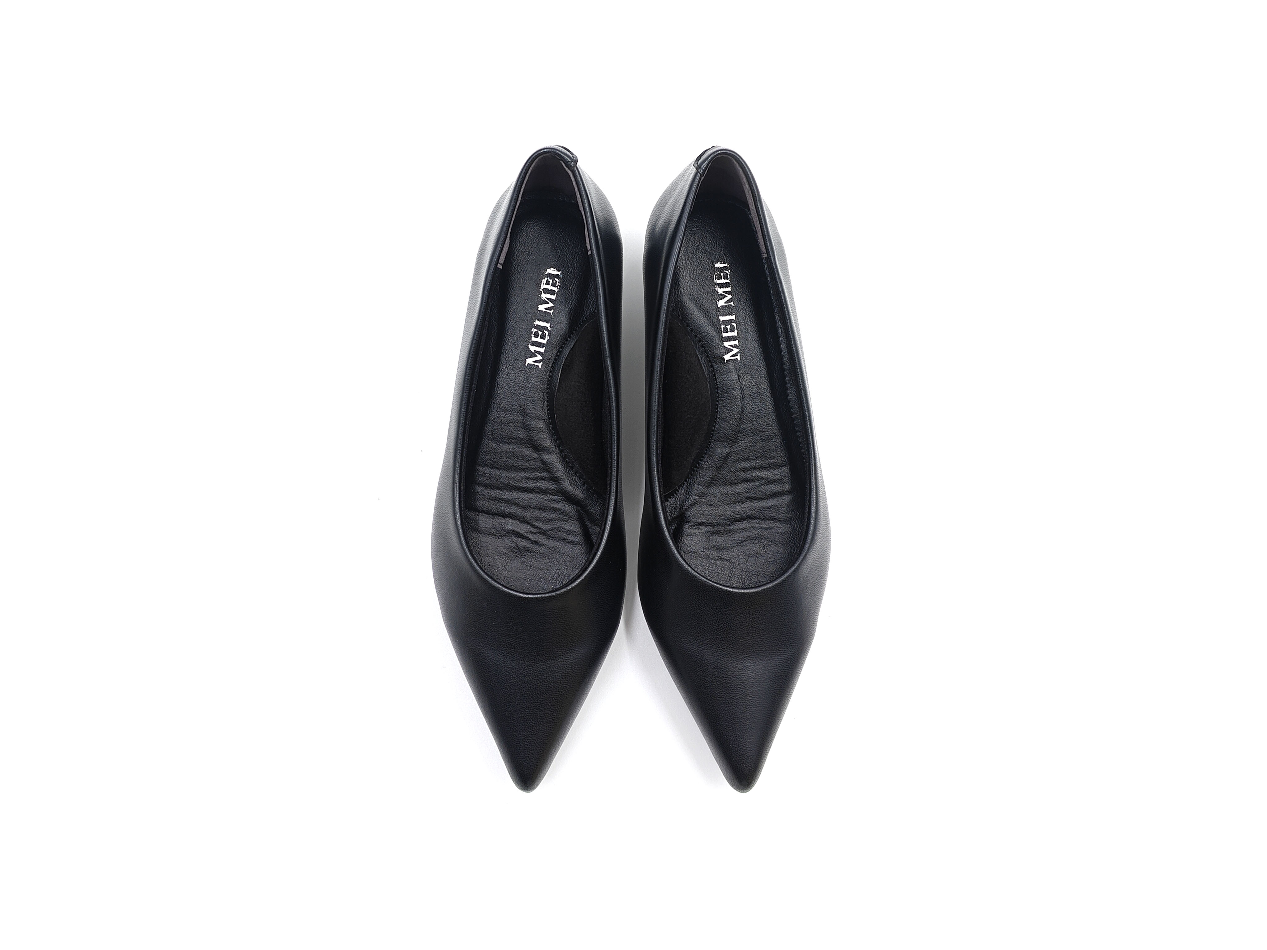 黑色皮面尖頭素面貓跟單鞋