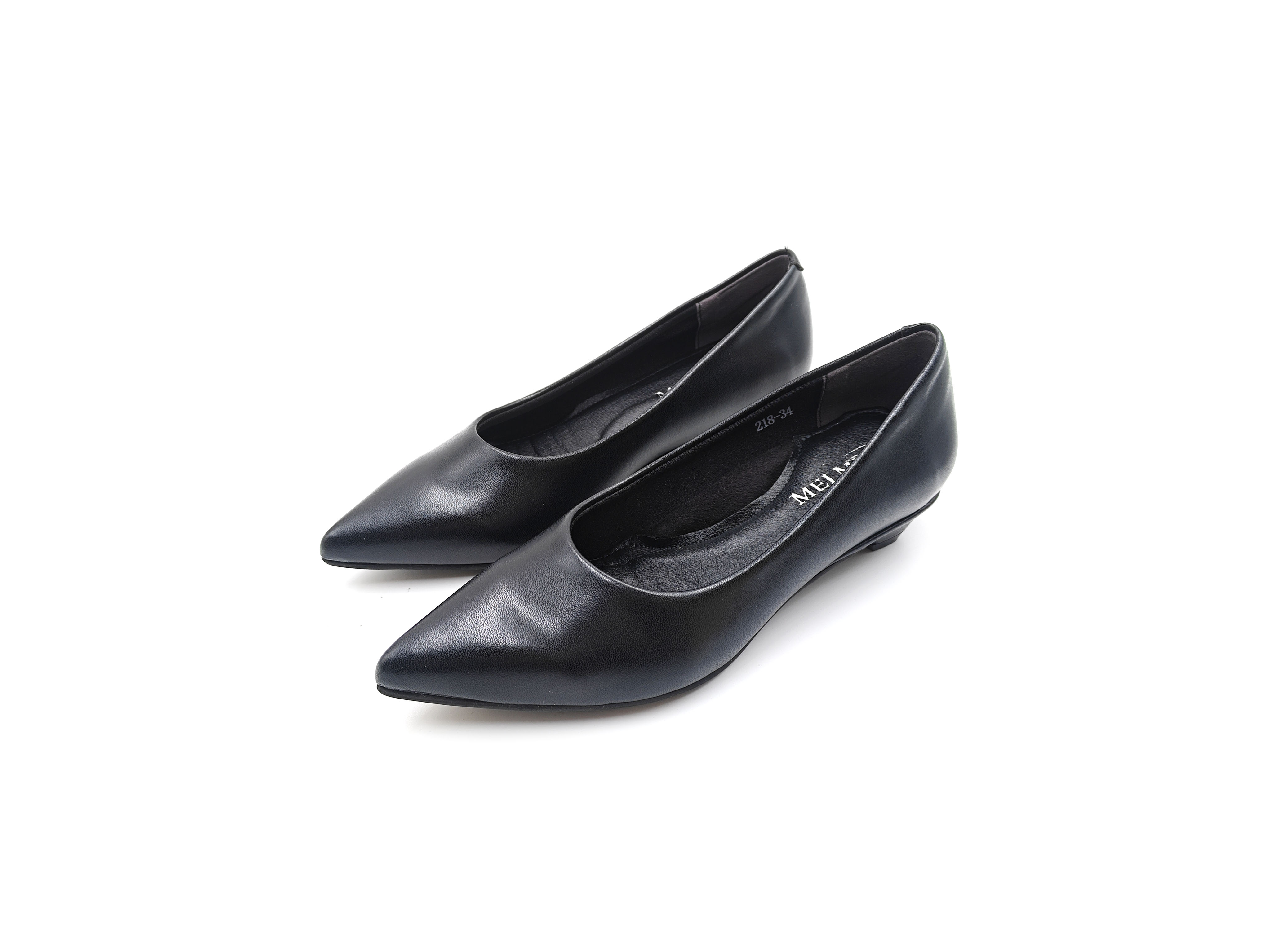 黑色皮面尖頭素面貓跟單鞋