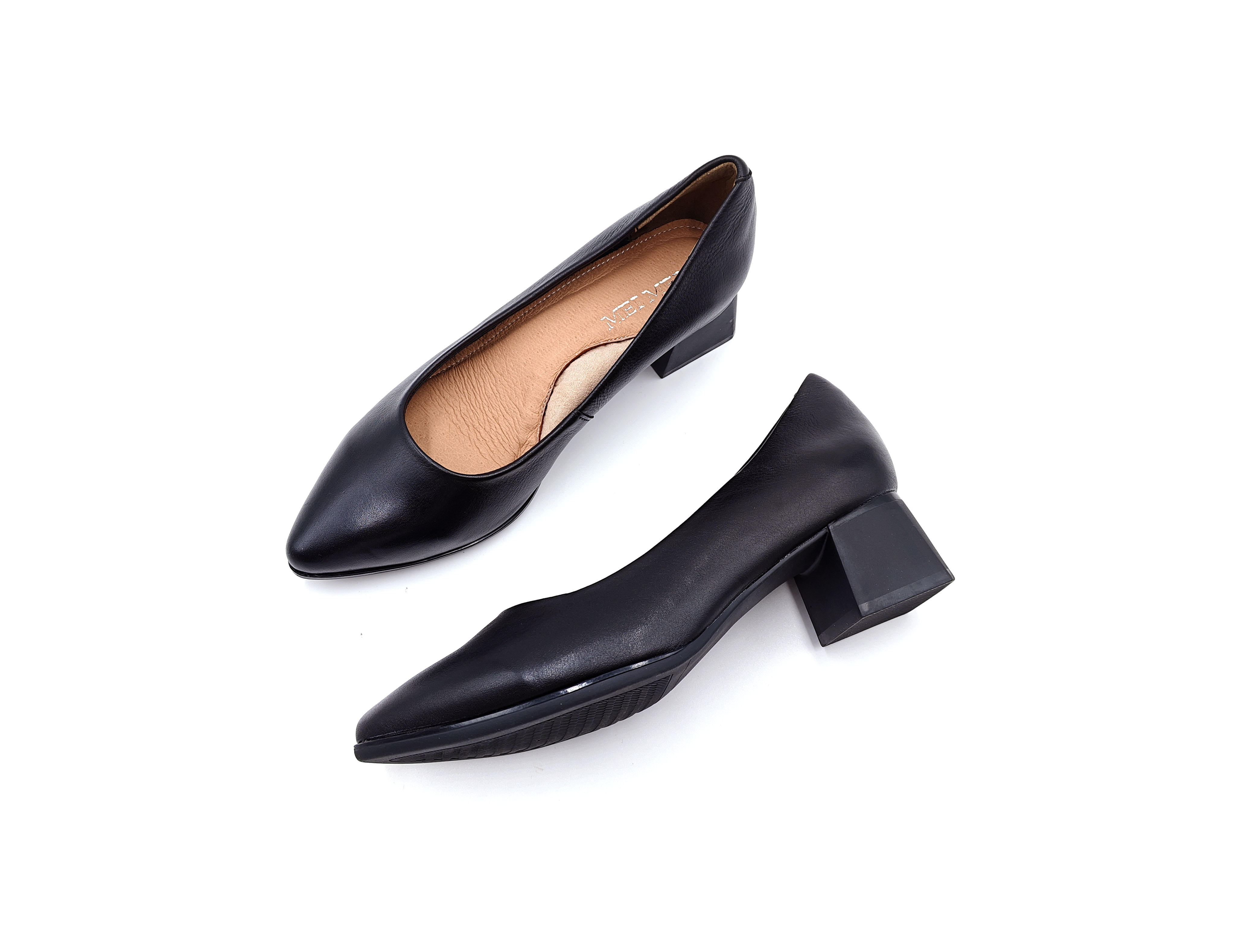 黑色真皮尖頭素面粗跟單鞋