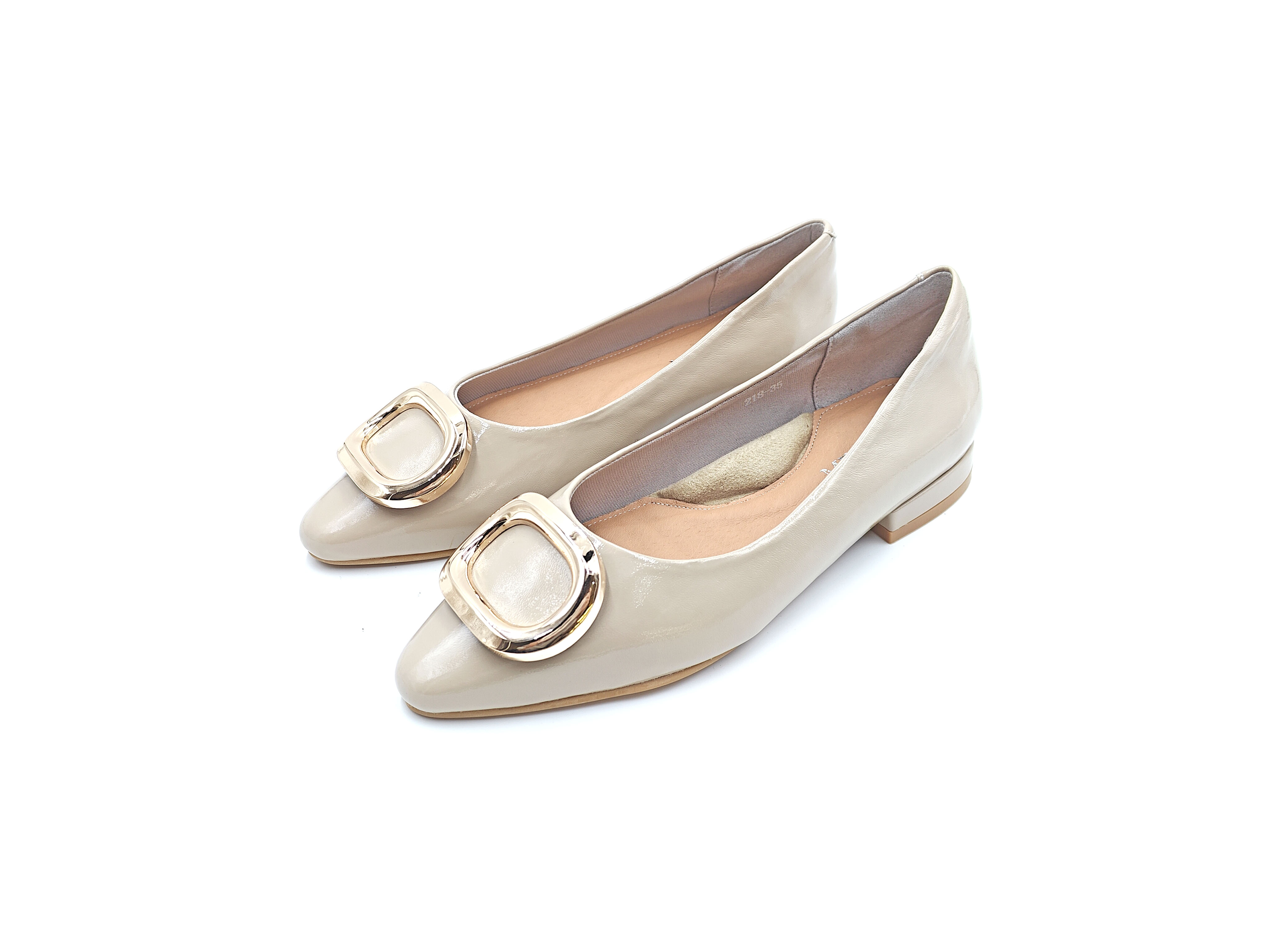 橢圓金扣尖頭軟漆皮平底