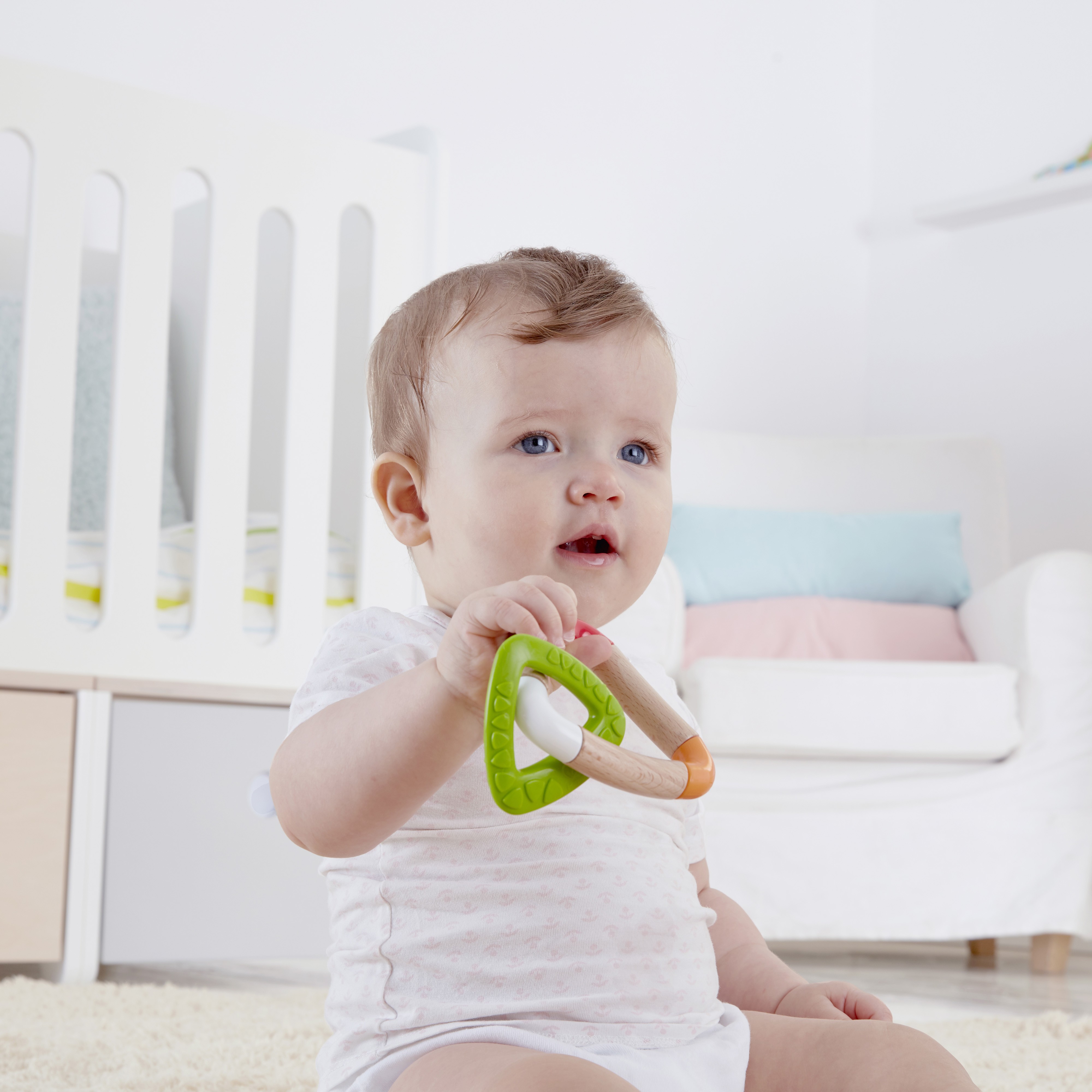 HAPE 木質手柄配矽膠三角的蒙特梭利教育玩具設計