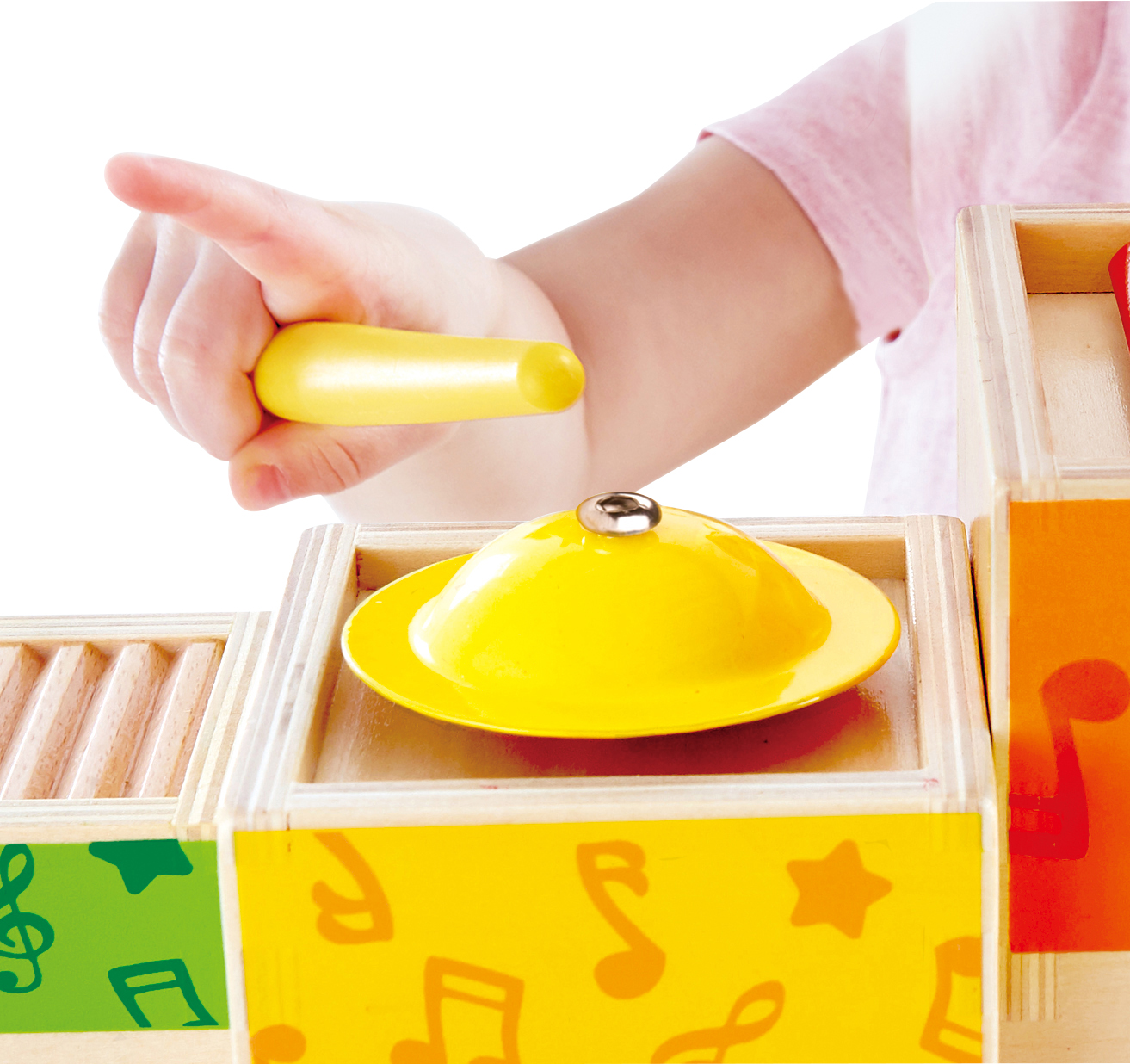 孩子手握便攜手柄提起堆疊好的音樂積木套組