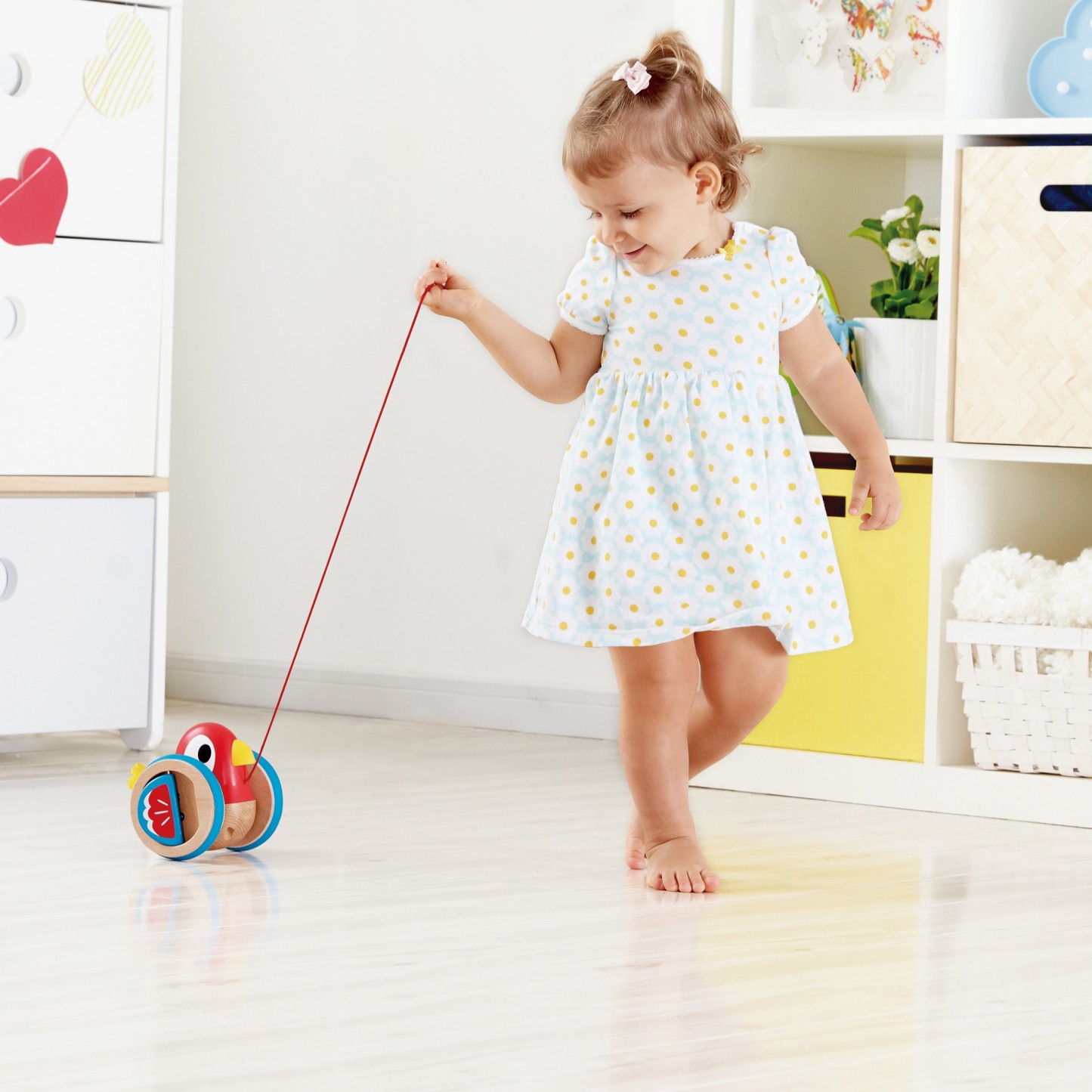 幼兒拉動繩索時玩具小鳥會拍動翅膀並發出聲響訓練手眼協調