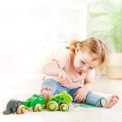 可愛的木製青蛙家族拉拖玩具，適合1-2歲幼兒步行訓練