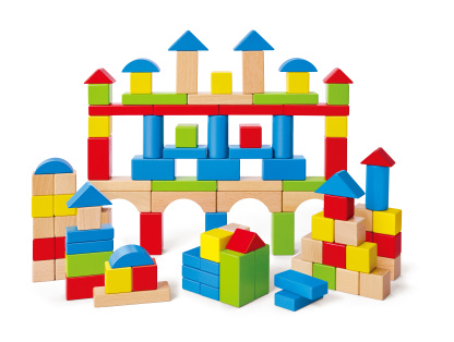 色彩繽紛的楓木積木套裝，包含多種形狀與顏色，適合幼兒建構遊戲