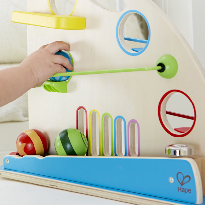 雙面迷宮設計的木製滾球玩具，配合鈴聲回饋促進因果理解能力