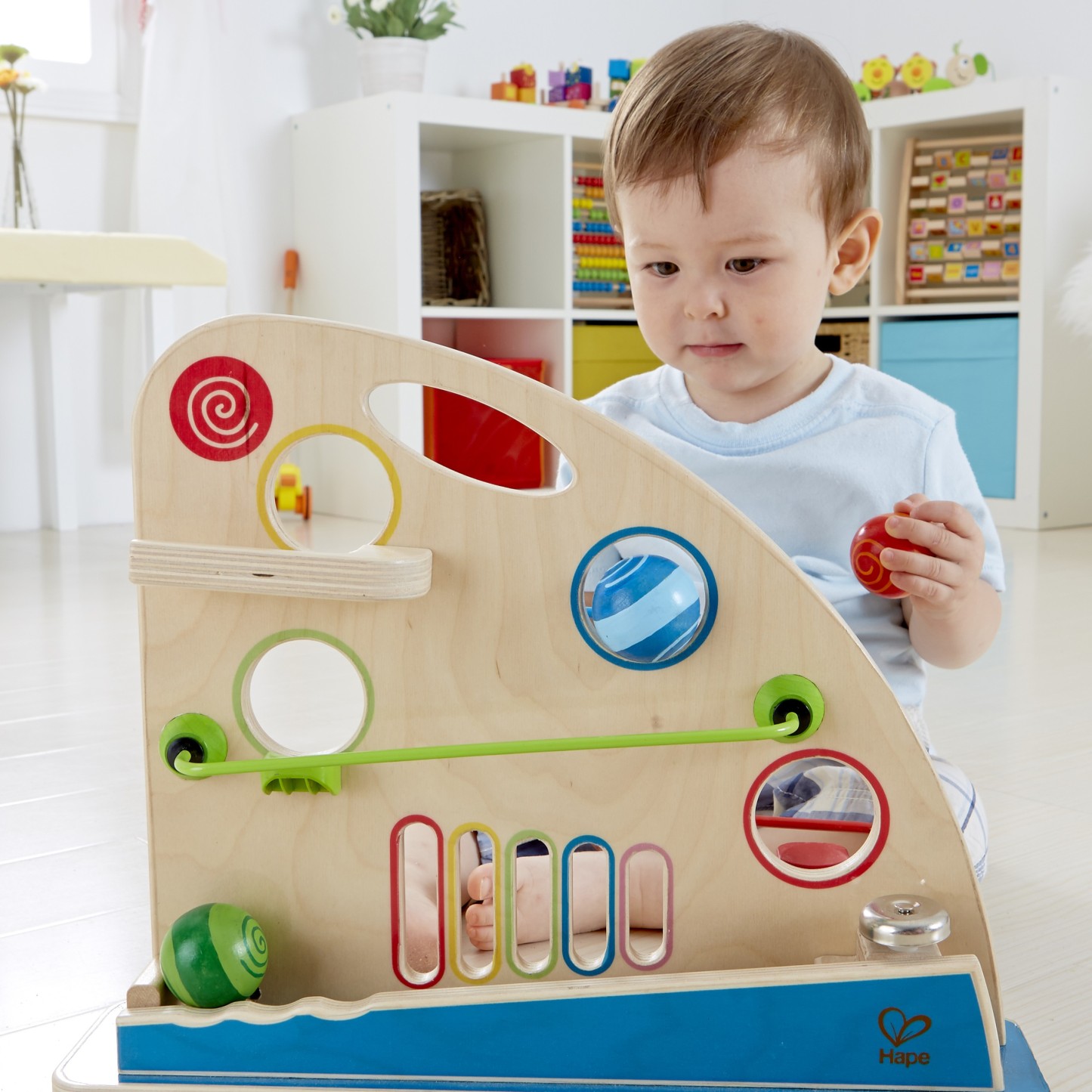 12個月以上幼兒操作木質軌道玩具，進行小手肌訓練與視覺追蹤練習