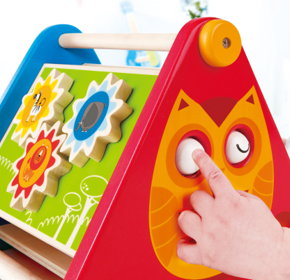 幼兒操作木質活動盒進行精細動作訓練