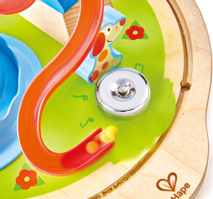 親子互動示範：家長引導孩子使用磁性玩具的教學場景