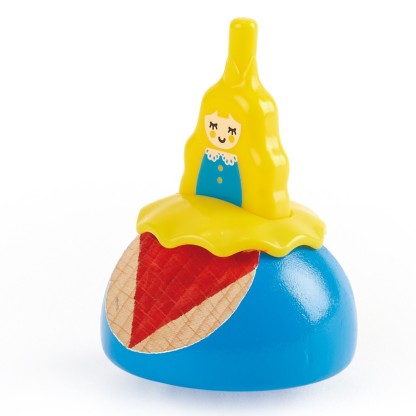 木製陀螺在平坦表面旋轉展示手眼協調訓練