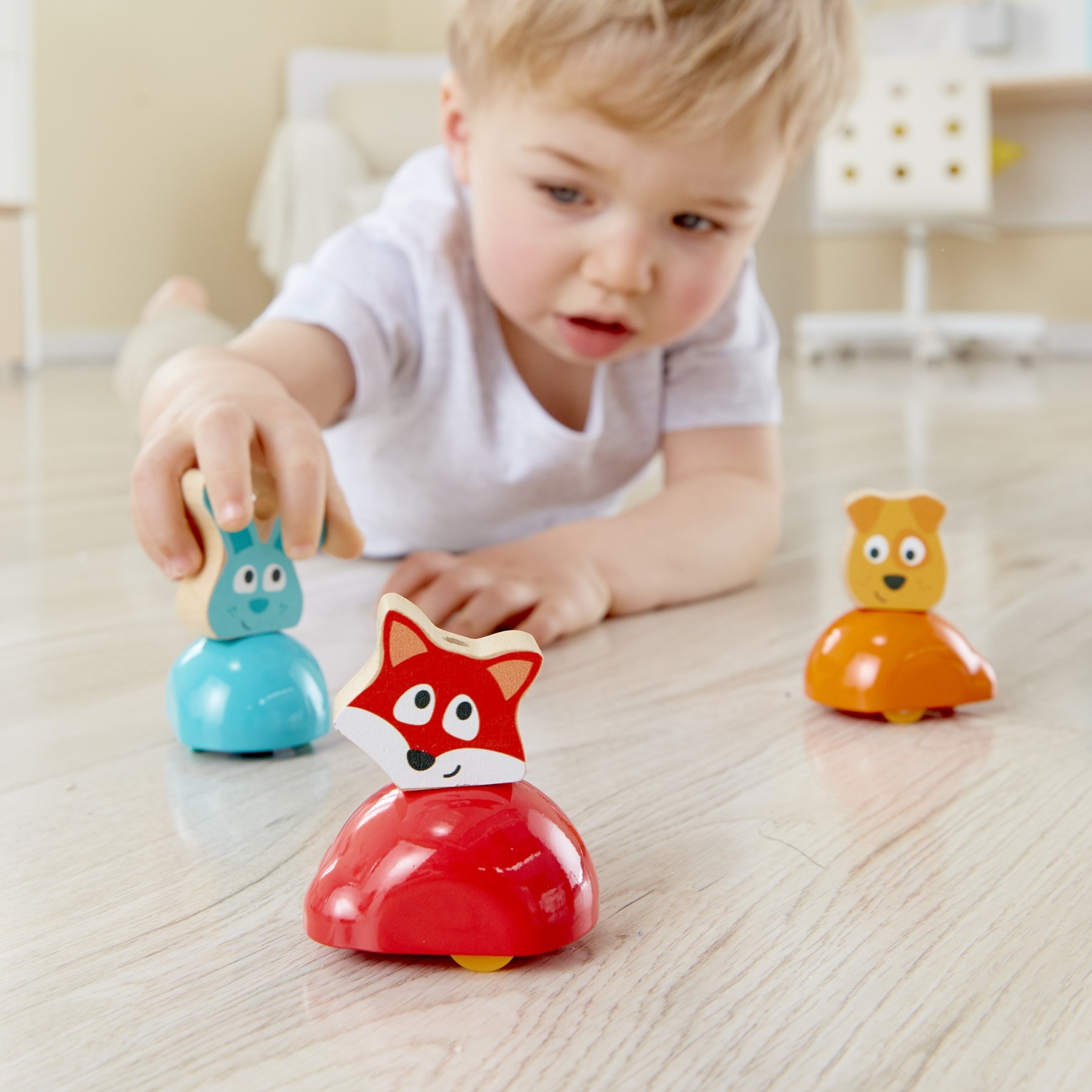 兩歲幼兒推動小狗玩具進行手眼協調訓練遊戲