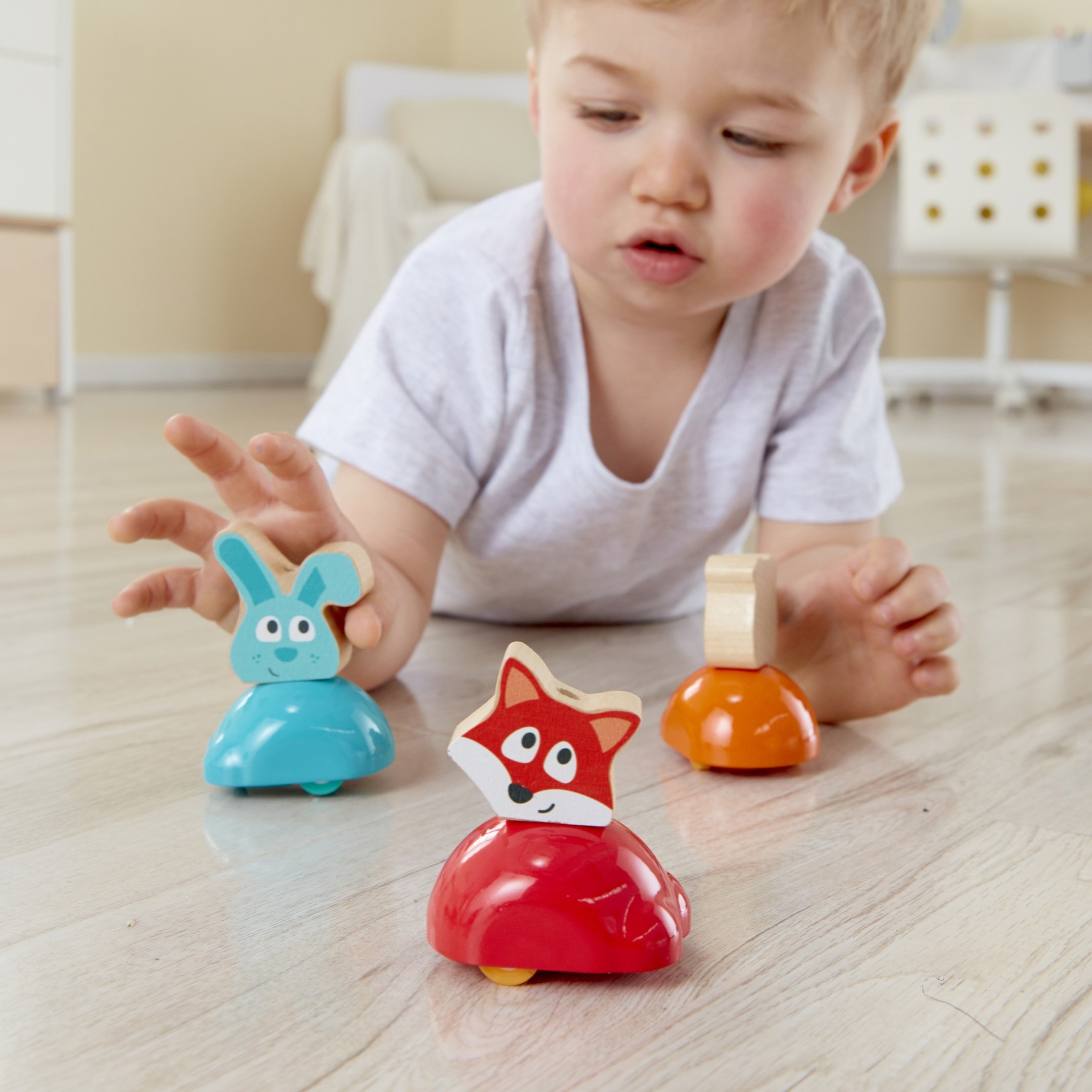 幼稚園教室內兒童使用動物認知玩具進行互動遊戲
