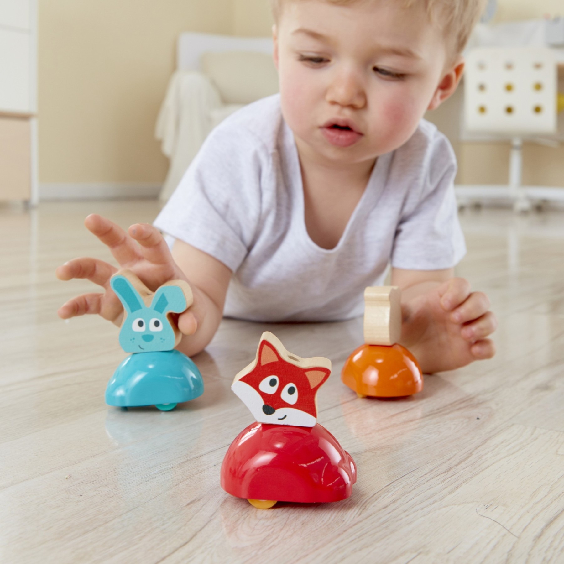 幼稚園教室內兒童使用動物認知玩具進行互動遊戲
