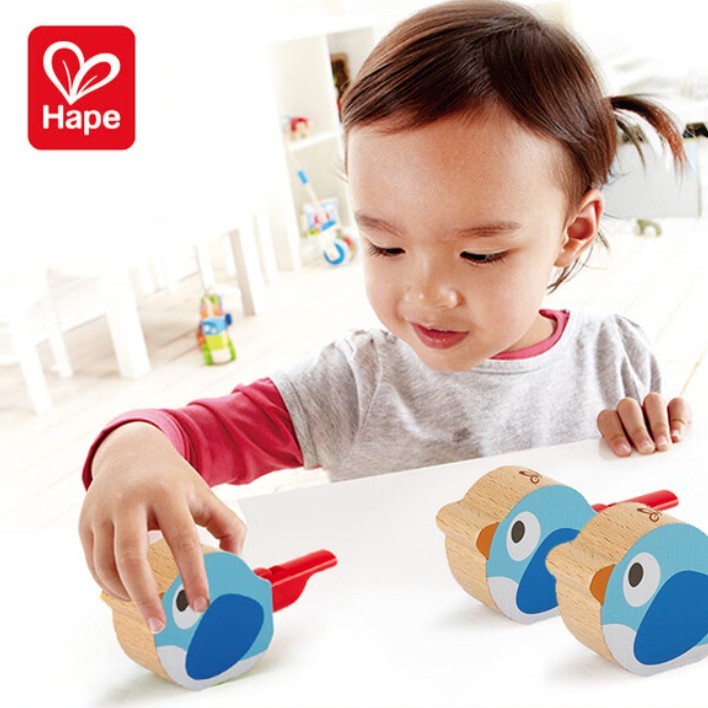 兒童在公園使用木製哨子與大自然互動的情境