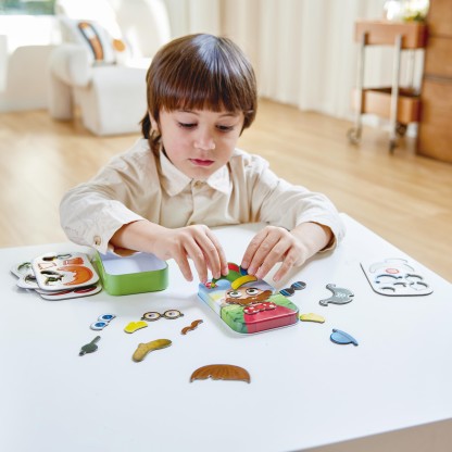 兒童手持磁性配件進行創意組合遊戲培養手眼協調能力