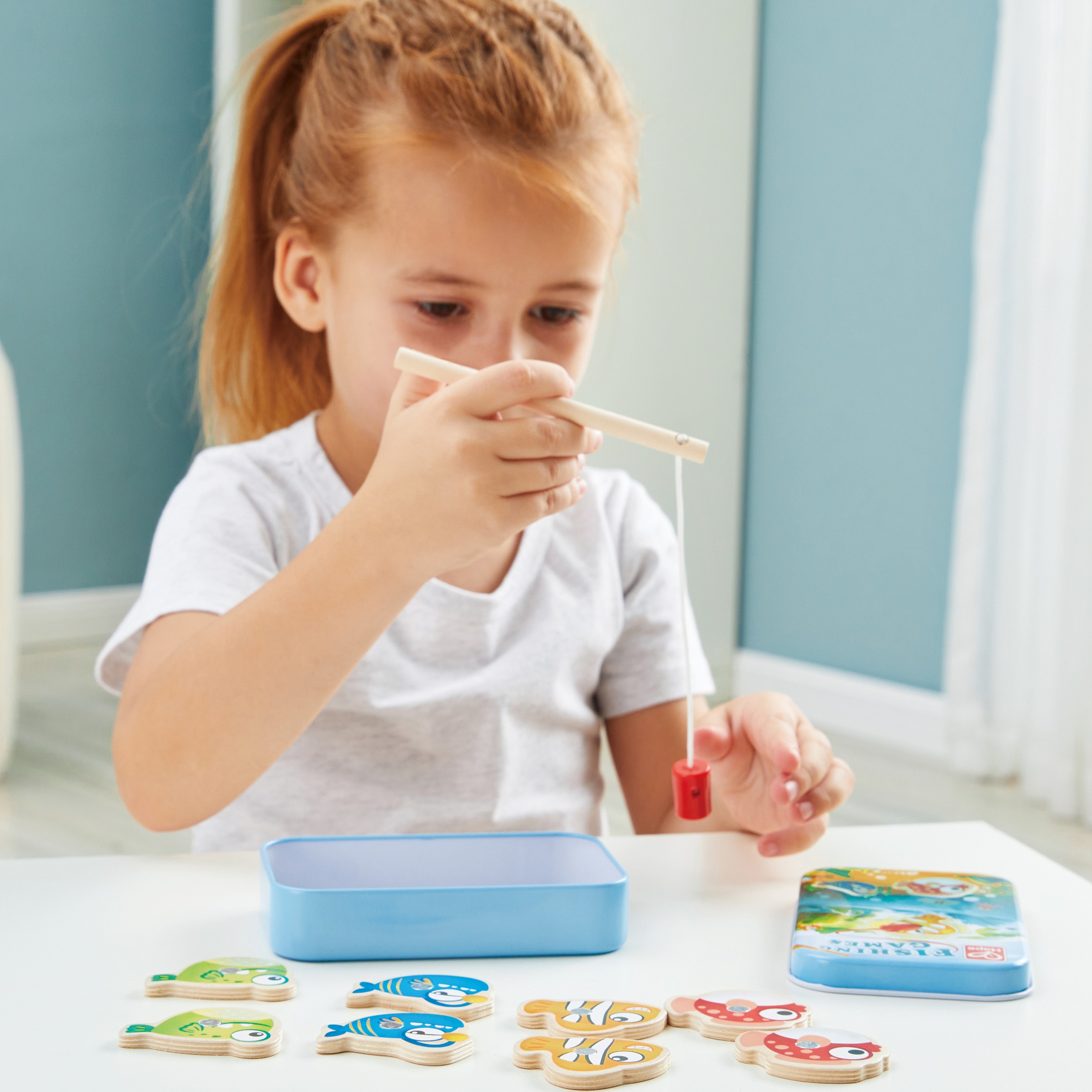 幼兒使用磁性釣魚竿進行數字認知遊戲訓練手眼協調