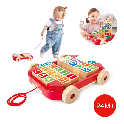 親子互動遊戲中，孩子拉動裝滿積木的木製拖車，鍛鍊大肌肉協調