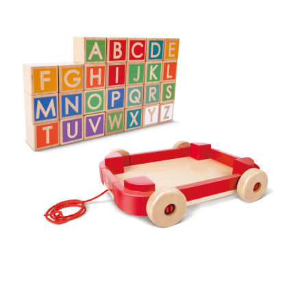 木製拖拉車裝載多個英文字母積木，橡膠輪胎防刮設計適合室內外使用