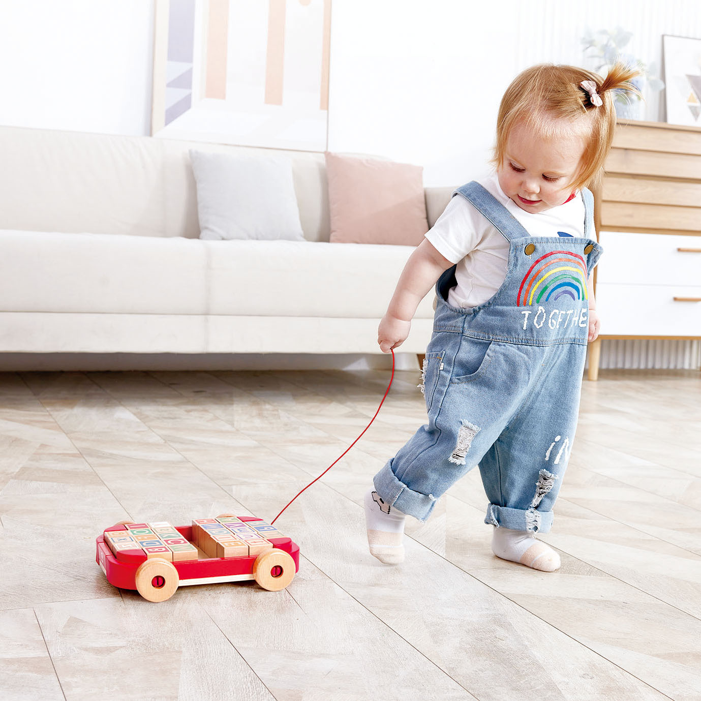 幼兒正在堆疊色彩繽紛的雙面字母積木，訓練小手肌與字母認知能力