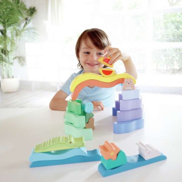 幼兒雙手操作木質積木進行分類與建構活動