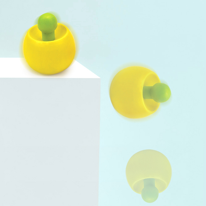 色彩繽紛的木製陀螺在平滑表面上旋轉