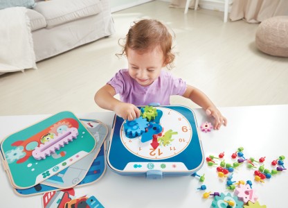  兒童在釘釘板上組裝齒輪與主題背景，進行創意砌積木式科學實驗