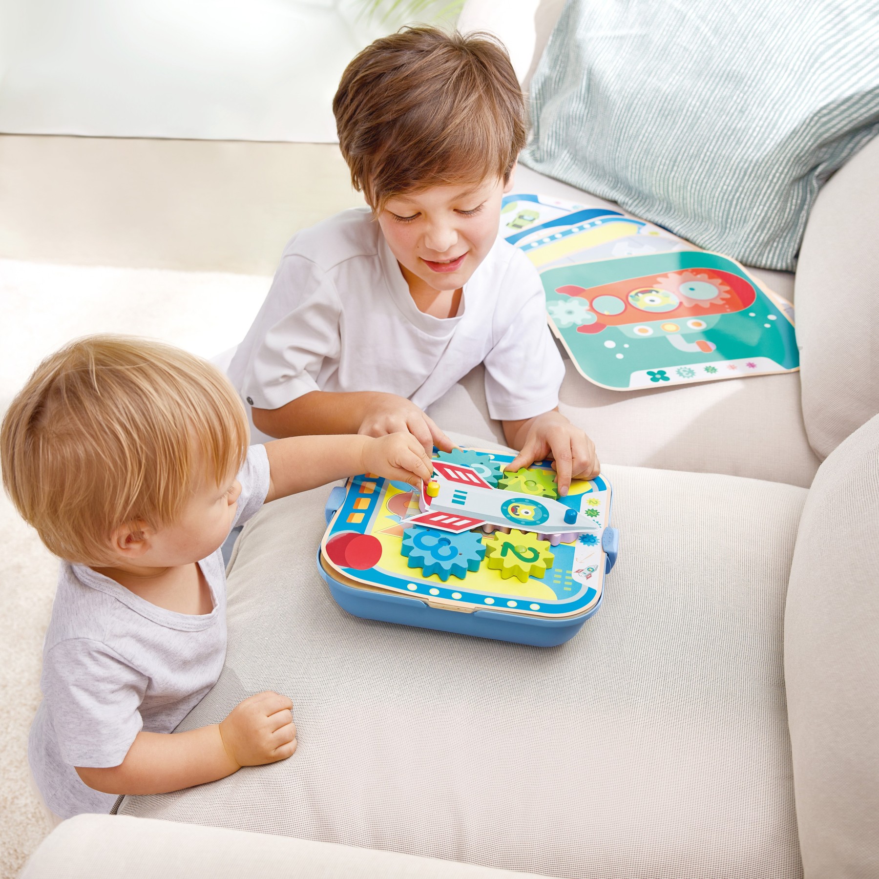 彩色齒輪與釘子組合的STEM益智玩具，適合幼兒進行工程探索與小手肌訓練