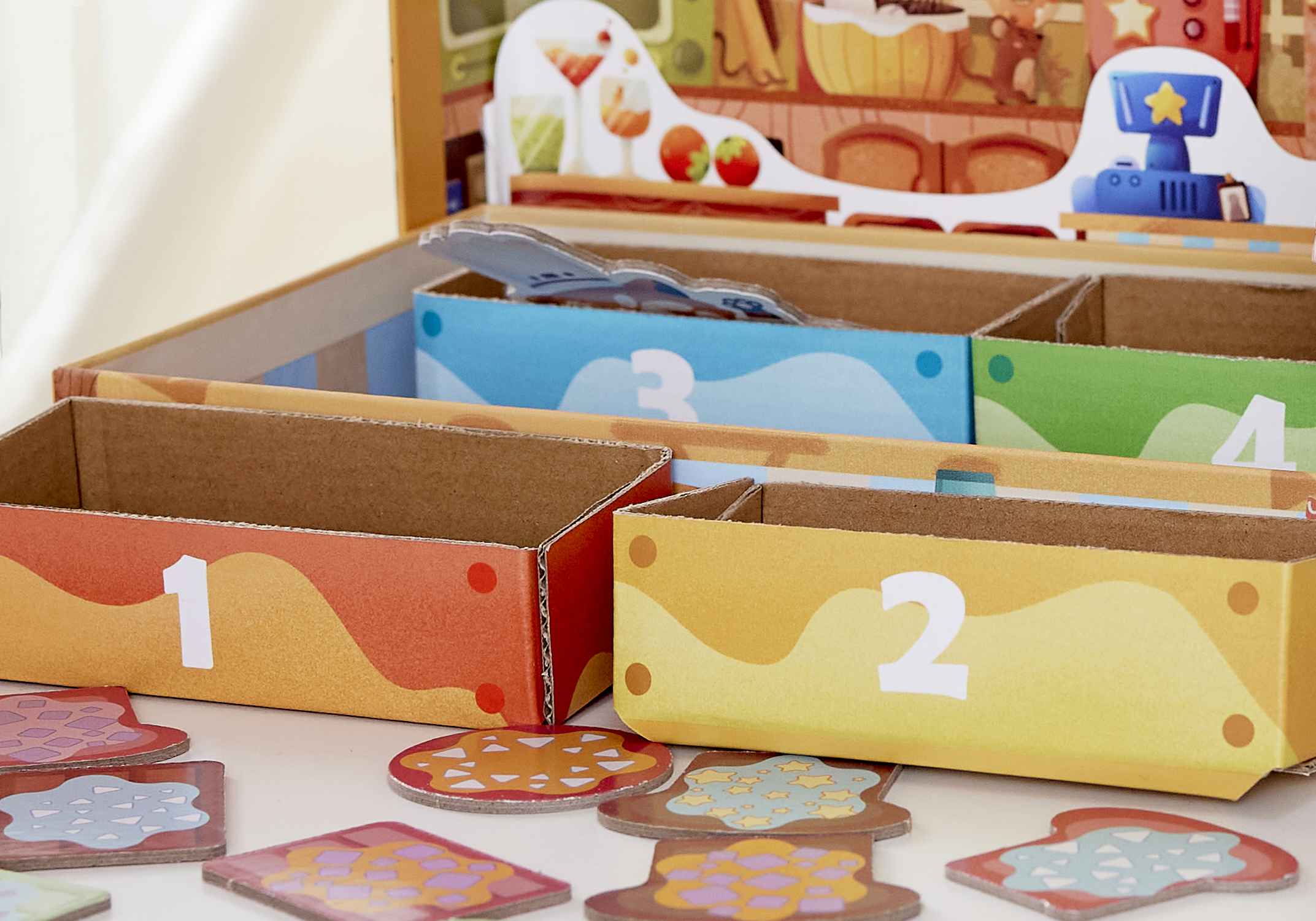  環保材質製作的益智玩具配件整齊擺放於收納盒中