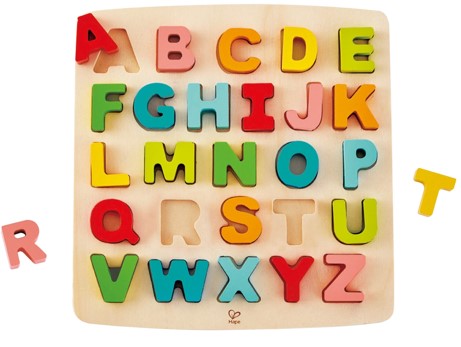 色彩鮮豔的木製字母拼圖，26個大寫字母整齊排列在拼圖底板上