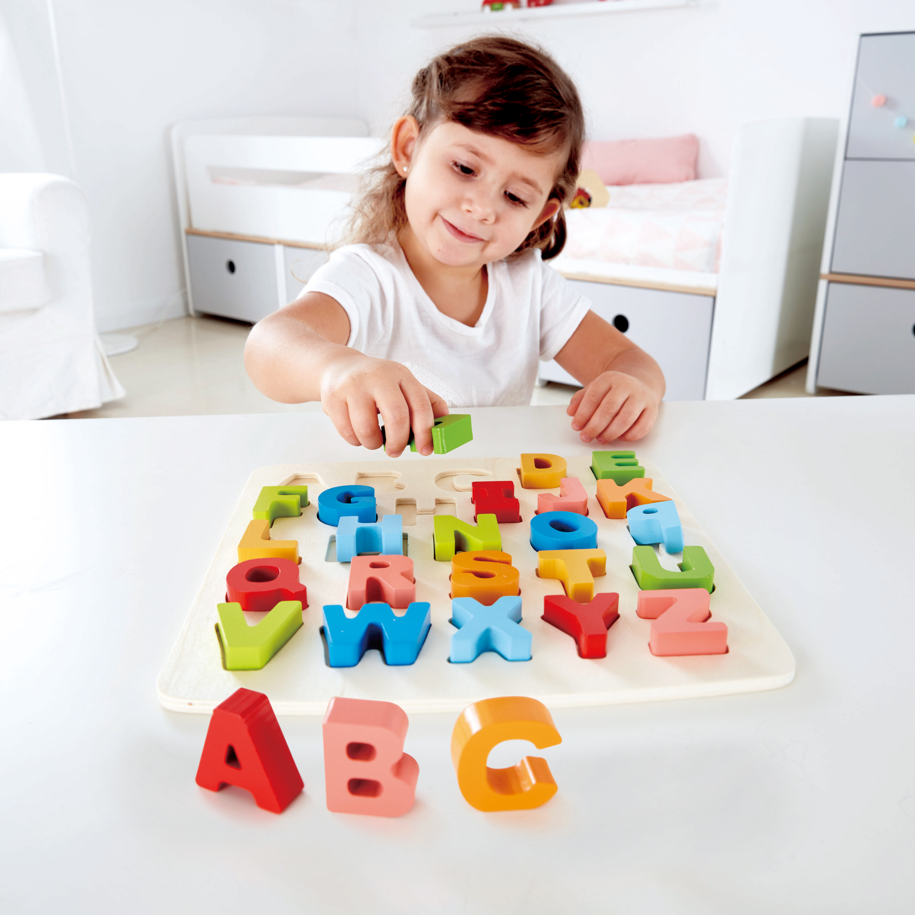 多彩木製字母積木可站立排列，展示拼字與認知功能