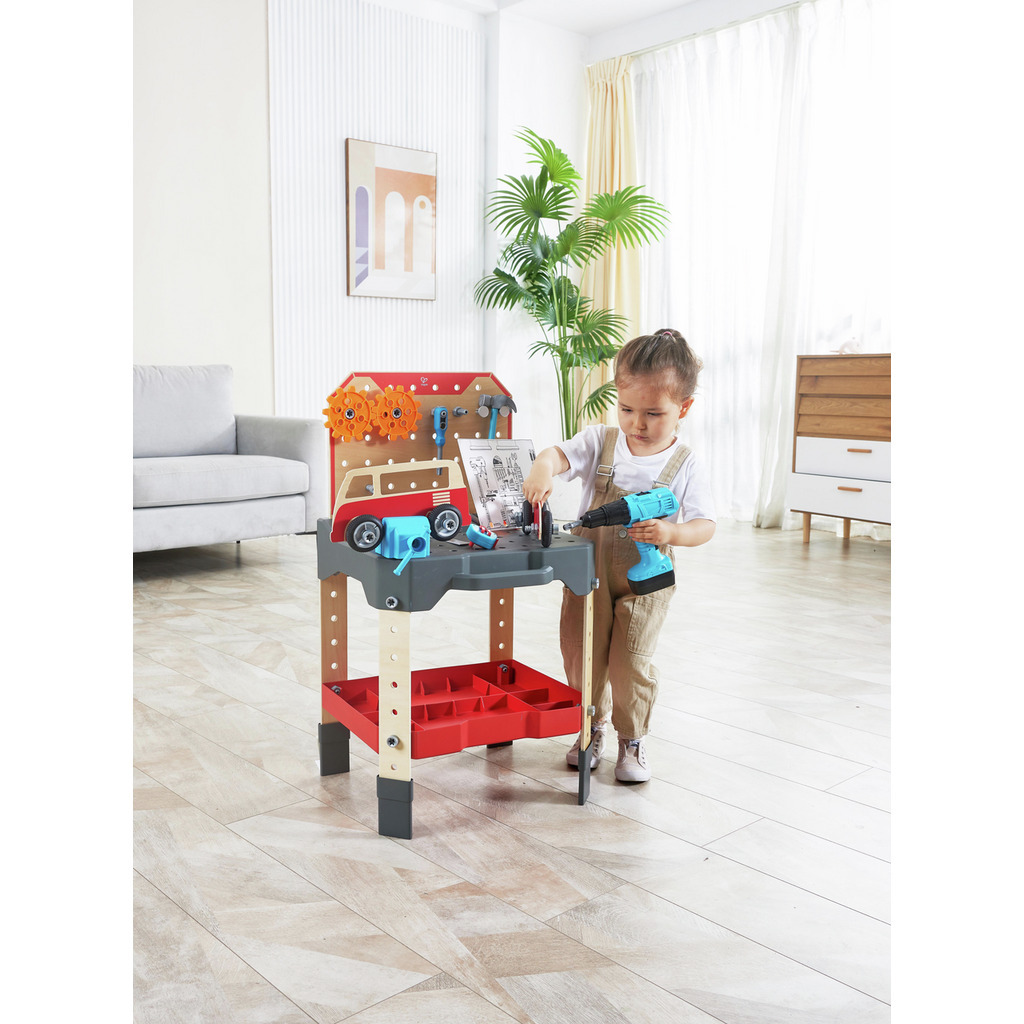 兒童使用真實工具組裝木製摩托車玩具進行精細動作訓練