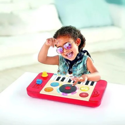 幼兒正在操作多功能音樂鍵盤進行創意混音遊戲