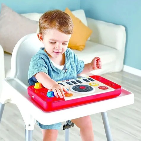 兒童使用音樂玩具訓練手眼協調與精細動作發展