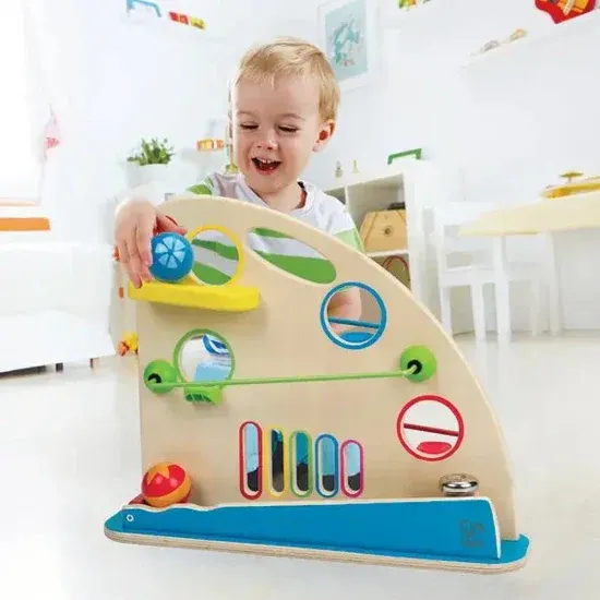 12個月以上幼兒操作木質軌道玩具，進行小手肌訓練與視覺追蹤練習